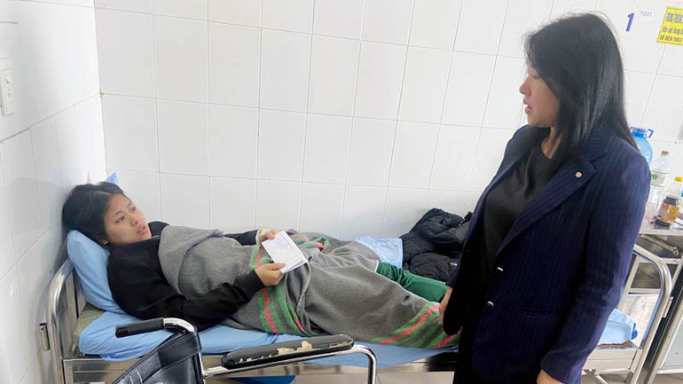 Lãnh đạo thành phố Đà Lạt thăm hỏi, hỗ trợ nạn nhân bị thương trong vụ sạt lở.