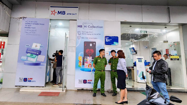 Khu vực đặt trụ ATM, nơi ông Nhơn phát hiện 185 tờ tiền mệnh giá 200 nghìn đồng. Khu vực đặt trụ ATM, nơi ông Nhơn phát hiện 185 tờ tiền mệnh giá 200 nghìn đồng.