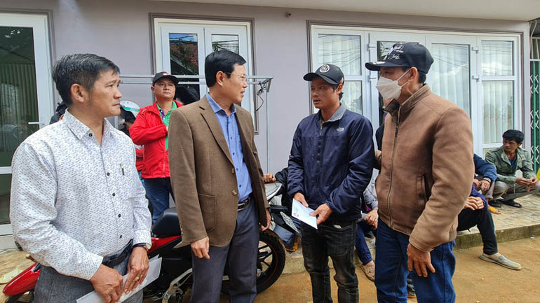 Chủ tịch Ủy ban Mặt trận Tổ quốc Việt Nam tỉnh Lâm Đồng Phạm Triều thăm, động viên gia đình nạn nhân bị thiệt mạng trong vụ sạt lở.