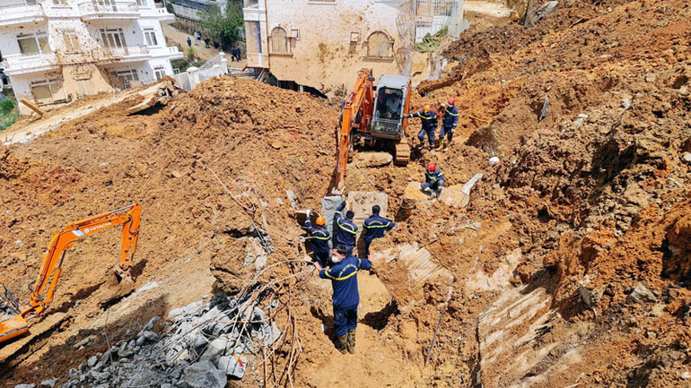 Lực lượng cứu hộ cứu nạn triển khai công tác tìm kiếm nạn nhân bị vùi lấp trong vụ sạt lở nghiêm trọng tại Đà Lạt.