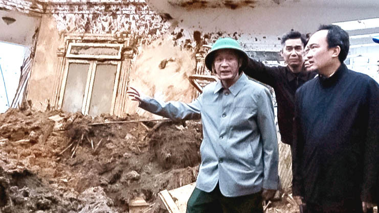 Chủ tịch UBND tỉnh Lâm Đồng Trần Văn Hiệp trao đổi với Giám đốc Công an tỉnh tại hiện trường vụ sạt lở ở phường 10, thành phố Đà Lạt.