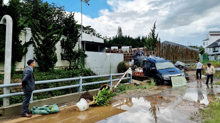 Chủ tịch Ủy ban nhân dân thành phố Đà Lạt Đặng Quang Tú đã đến nhiều khu vực để kiểm tra tình hình. Trong ảnh: Mưa lớn đã cuốn ô-tô trôi hơn 10m tại khu quy hoạch Yersin, thành phố Đà Lạt.