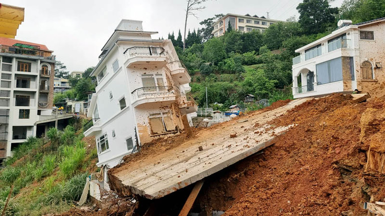 Vụ sạt lở tại phường 10, thành phố Đà Lạt, gây ảnh hưởng nghiêm trọng đến nhiều ngôi nhà trong khu vực. Vụ sạt lở tại phường 10, thành phố Đà Lạt, gây ảnh hưởng nghiêm trọng đến nhiều ngôi nhà trong khu vực.