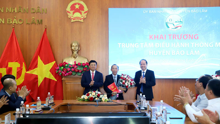 Lãnh đạo huyện Bảo Lâm trao quyết định thành lập trung tâm IOC cho Ban Giám đốc Trung tâm IOC huyện.