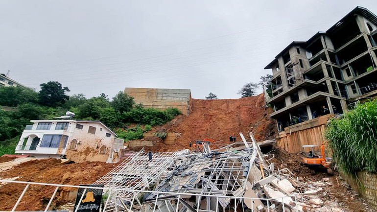 Hiện trường vụ sạt lở nghiêm trọng tại phường 10, thành phố Đà Lạt rạng sáng 29/6.