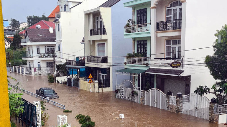 Khu vực ven suối tại khu quy hoạch Yersin, TP Đà Lạt, bị ngập sau trận mưa lớn.