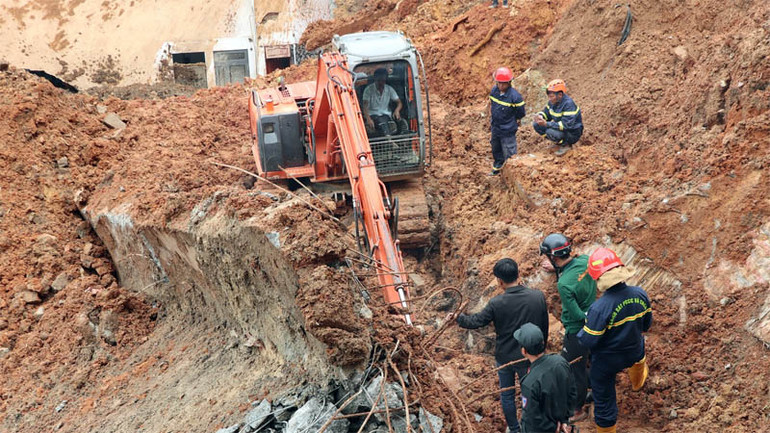 Triển khai công tác cứu hộ tìm kiếm nạn nhân bị vùi lấp. Triển khai công tác cứu hộ tìm kiếm nạn nhân bị vùi lấp.