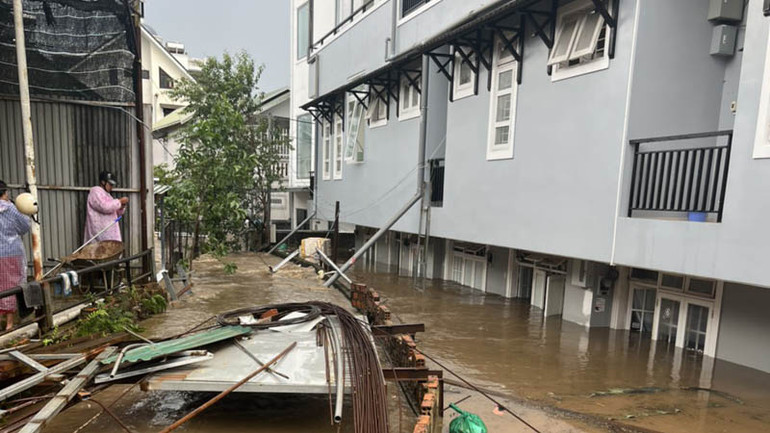 Một khu nhà trọ trên đường Nguyễn Trãi, phường 10, thành phố Đà Lạt, bị ngập nặng.