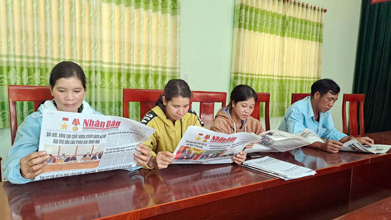Đọc báo đầu ngày làm việc tại xã Rô Men, huyện Đam Rông, Lâm Đồng.