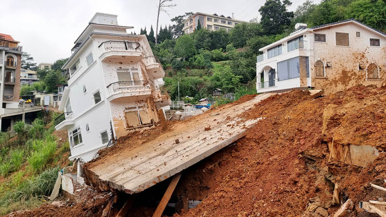 Vụ sạt lở đã làm dịch chuyển ngôi nhà xây kiên cố.