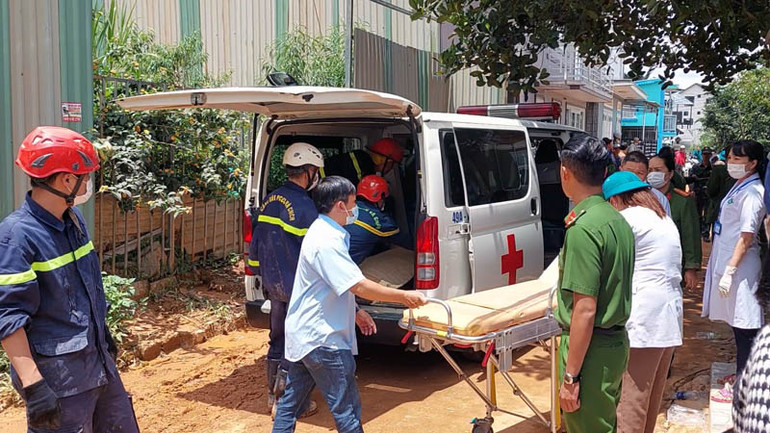 Xe cứu thương đưa thi thể nạn nhân ra khỏi hiện trường.