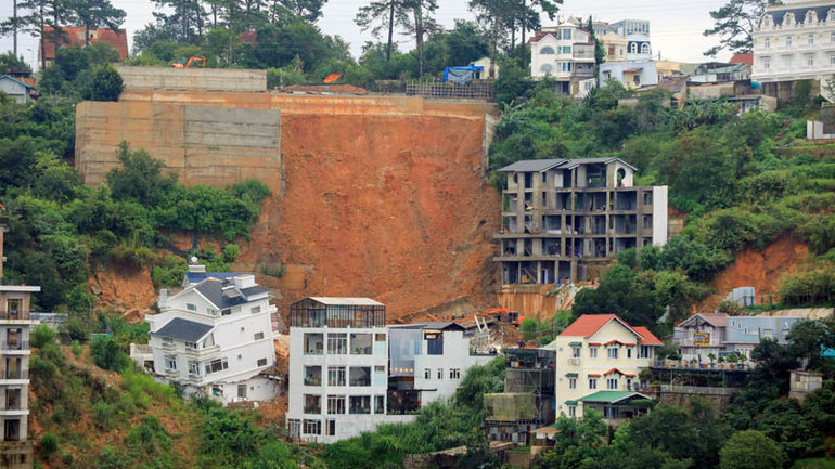 Hiện trường vụ sạt lở nghiêm trọng tại phường 10, thành phố Đà Lạt.