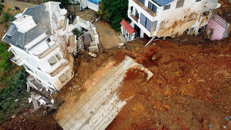 Hai ngôi nhà bị ảnh hưởng nghiêm trọng do vụ sạt lở tại phường 10, thành phố Đà Lạt.
