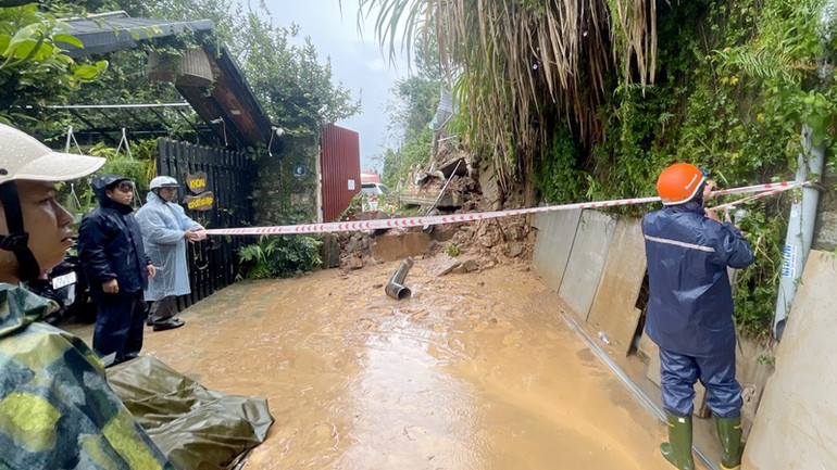 Cơ quan chức năng giăng dây cảnh báo tại khu vực sạt lở.