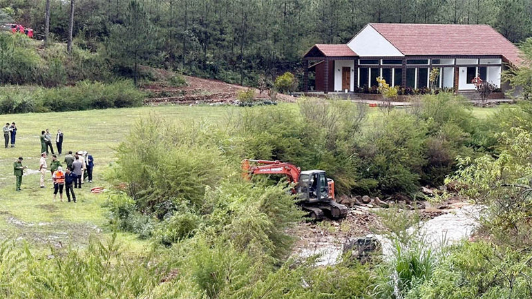 Cơ quan chức năng tiếp tục điều tra làm rõ nguyên nhân tai nạn. Cơ quan chức năng tiếp tục điều tra làm rõ nguyên nhân tai nạn.