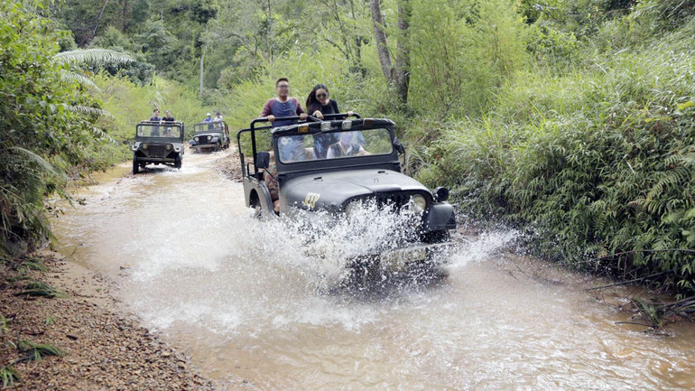 Du khách tham quan, trải nghiệm dọc suối cạn ở khu du lịch Làng Cù Lần. (Ảnh: Làng Cù Lần) Du khách tham quan, trải nghiệm dọc suối cạn ở khu du lịch Làng Cù Lần. (Ảnh: Làng Cù Lần)