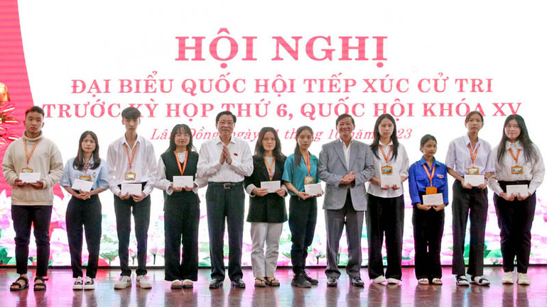 Đồng chí Phan Đình Trạc và Bí thư Tỉnh ủy Lâm Đồng Trần Đức Quận trao học bổng tặng các sinh viên vượt khó học giỏi.