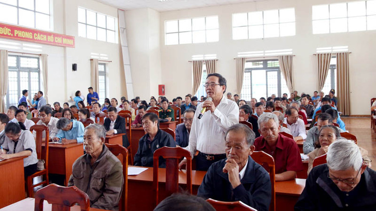 Cử tri huyện Đơn Dương trình bày ý kiến tại buổi tiếp xúc.