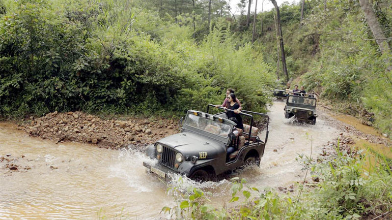 Du khách trải nghiệm dọc suối cạn tại khu du lịch làng Cù Lần. (Ảnh: Làng Cù Lần) Du khách trải nghiệm dọc suối cạn tại khu du lịch làng Cù Lần. (Ảnh: Làng Cù Lần)