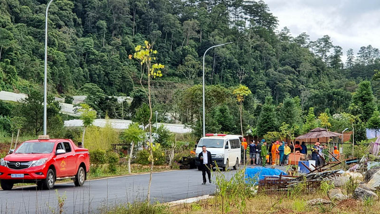 Nhiều lực lượng được huy động tham gia tìm kiếm du khách bị lũ cuốn. Nhiều lực lượng được huy động tham gia tìm kiếm du khách bị lũ cuốn.
