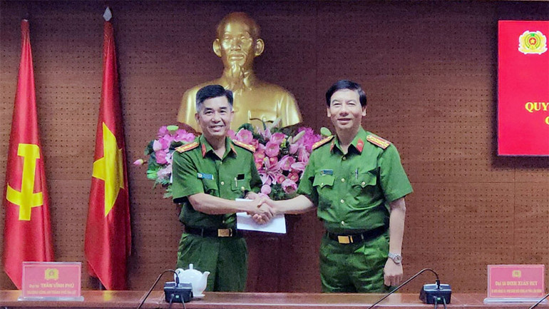 Lãnh đạo Công an tỉnh Lâm Đồng thưởng nóng Công an thành phố Đà Lạt.