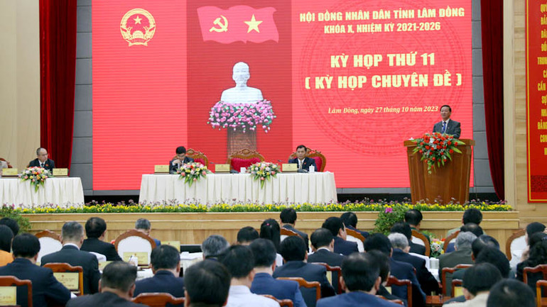 Đồng chí Trần Đức Quận phát biểu ý kiến tại kỳ họp.