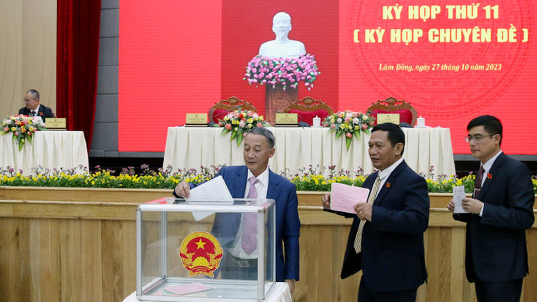 Đồng chí Trần Văn Hiệp bỏ phiếu tín nhiệm đối với những chức danh do HĐND tỉnh bầu.