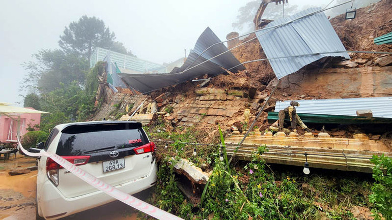 Vụ sạt lở xảy ra thời điểm có mưa lớn.