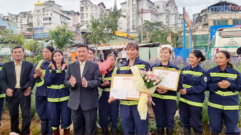 Lãnh đạo Công ty cổ phần Dịch vụ Đô thị Đà Lạt trao giấy khen và quà tặng chị Vũ Thị Thu.