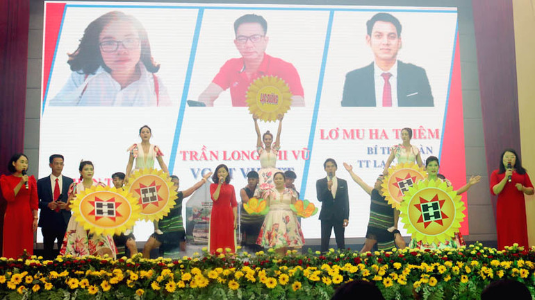 Phần thi chào hỏi của đội thi huyện Lạc Dương.