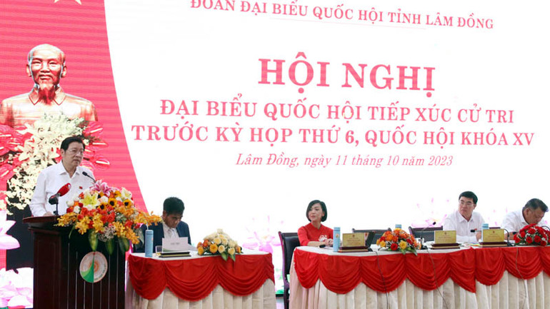 Đồng chí Phan Đình Trạc phát biểu ý kiến tại buổi tiếp xúc cử tri.