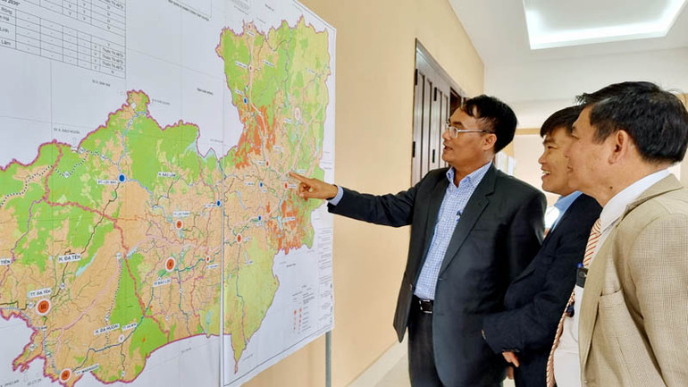 Các đại biểu xem bản đồ quy hoạch tỉnh Lâm Đồng.