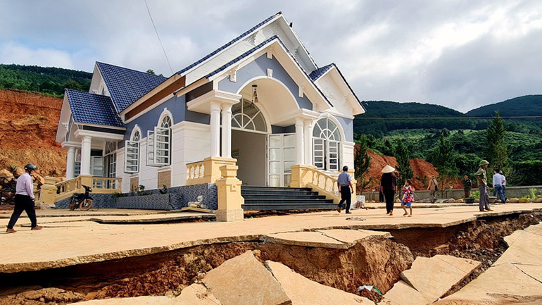 Ngôi nhà tại thôn Đông Anh, gần khu vực công trình hồ chứa nước Đông Thanh bị sụt lún, sạt trượt nghiêm trọng.