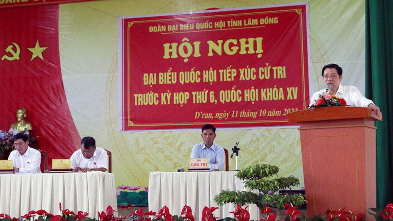 Đồng chí Phan Đình Trạc giải trình những vấn đề cử tri quan tâm tại buổi tiếp xúc.