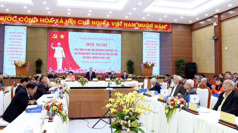 Chủ tịch Ủy ban nhân dân tỉnh Lâm Đồng Trần Văn Hiệp phát biểu ý kiến tại lễ phát động thi đua.