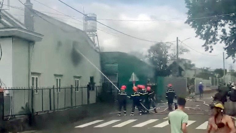 Lực lượng cứu hỏa triển khai các phương án chữa cháy.