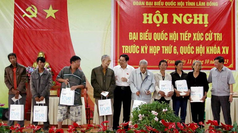 Đồng chí Phan Đình Trạc và Bí thư Tỉnh ủy Lâm Đồng Trần Đức Quận trao quà tặng các gia đình chính sách, hộ có hoàn cảnh khó khăn tại thị trấn D'ran, huyện Đơn Dương.