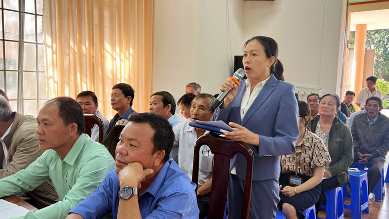 Cử tri xã Tân Thành trình bày ý kiến tại buổi tiếp xúc.