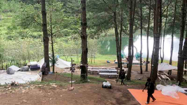 Cơ quan chức năng yêu cầu đơn vị tổ chức dừng chương trình âm nhạc không phép và tháo dỡ lều trại.