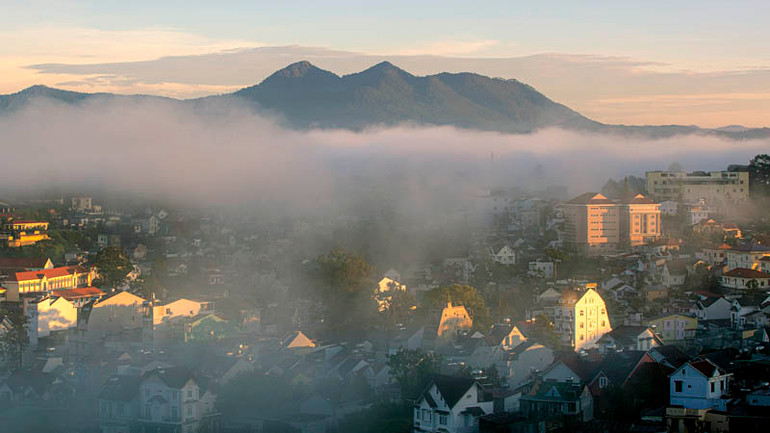 Núi Langbiang nhìn từ xa.