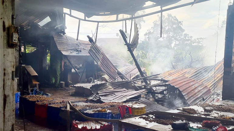 Dập tắt đám cháy, lực lượng chức năng tìm thấy nhiều tài sản giá trị cho gia đình nạn nhân.