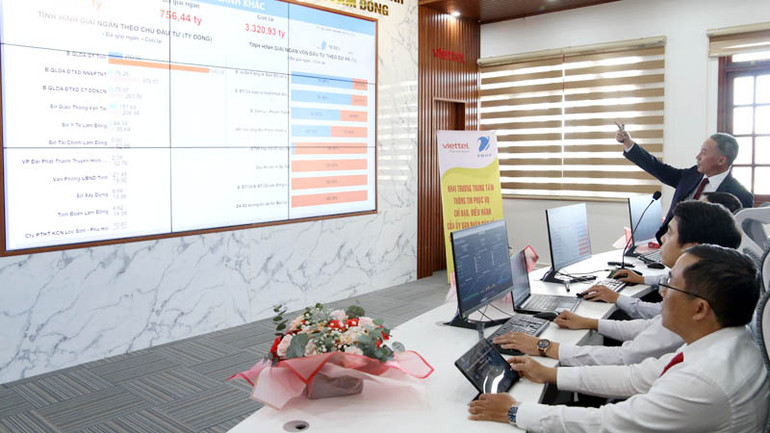 Chủ tịch Ủy ban nhân dân tỉnh Lâm Đồng Trần Văn Hiệp kiểm tra hệ thống dữ liệu theo thời gian thực tại Trung tâm điều hành thông minh IOC tỉnh.