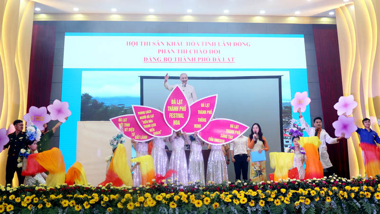 Phần thi chào hỏi của đội thi thành phố Đà Lạt.