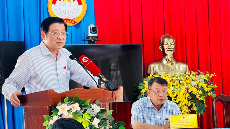 Đồng chí Phan Đình Trạc phát biểu ý kiến tại buổi tiếp xúc cử tri xã Tân Thành.