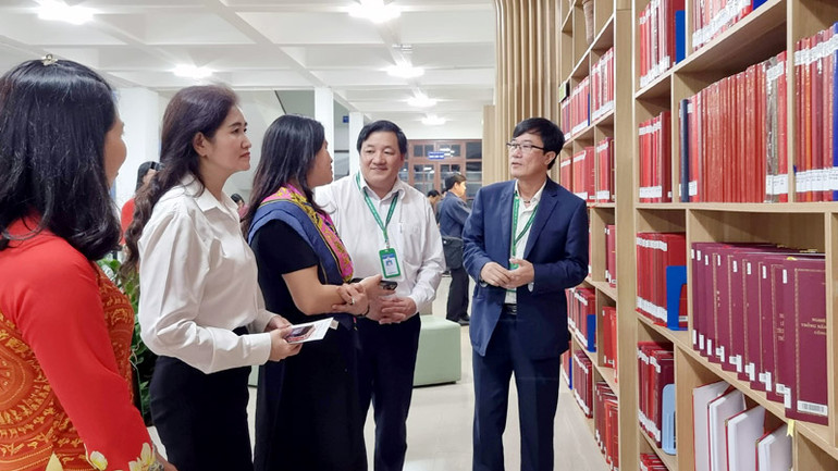 Hiệu trưởng Trường đại học Đà Lạt (bìa phải) giới thiệu với đại biểu về "Không gian tư liệu Tây Nguyên".