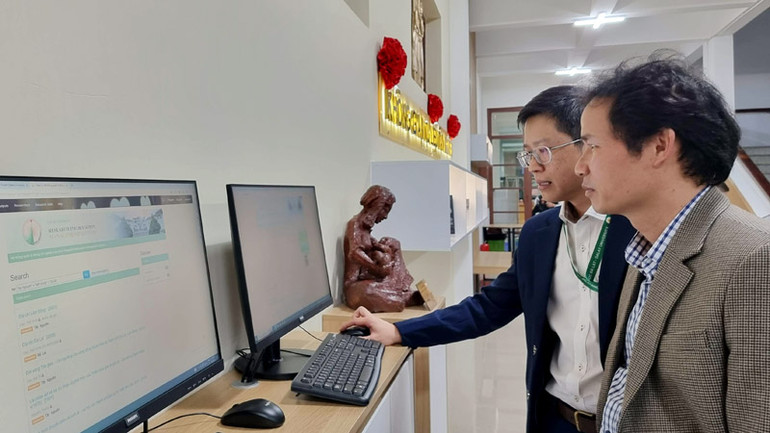 Đại biểu khai thác tài liệu số hóa tại “Không gian tư liệu Tây Nguyên”.