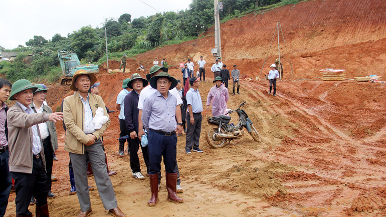 Chủ tịch Ủy ban nhân dân tỉnh Lâm Đồng Trần Văn Hiệp (bìa trái) cùng đoàn công tác của tỉnh kiểm tra hiện trường sụt lún, sạt trượt tại khu vực dự án hồ chứa nước Đông Thanh ngày 3/8.