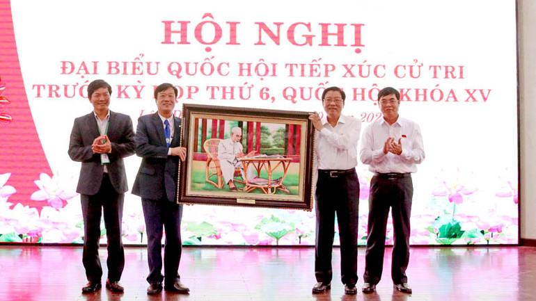 Đoàn Đại biểu Quốc hội tỉnh Lâm Đồng trao quà tặng Trường Đại học Đà Lạt.