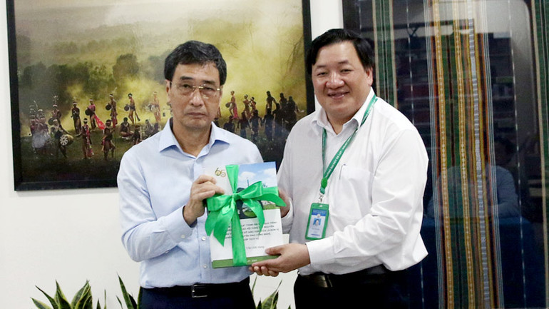 Đồng chí Trần Việt Hùng (bên trái) tặng tài liệu về Tây Nguyên để bổ sung bộ sưu tập tại "Không gian tư liệu Tây Nguyên".