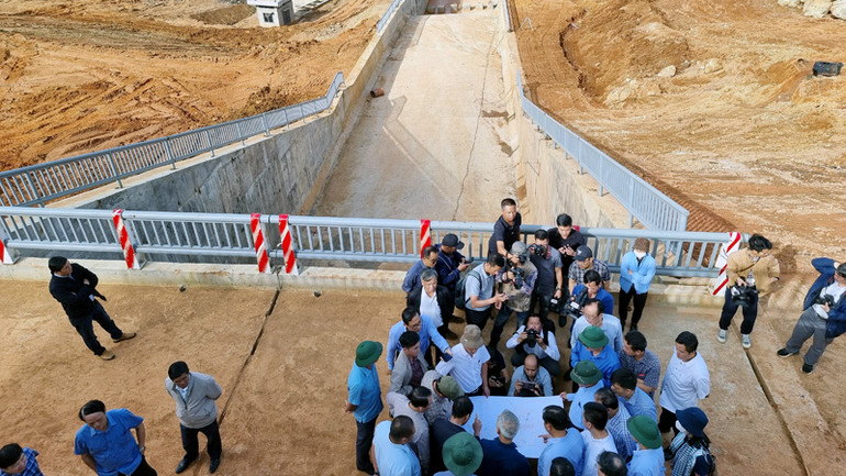 Đoàn công tác Ban Chỉ đạo quốc gia về phòng, chống thiên tai và các chuyên gia kiểm tra, khảo sát hiện trường tại khu vực dự án hồ chứa nước Đông Thanh ngày 8/8.